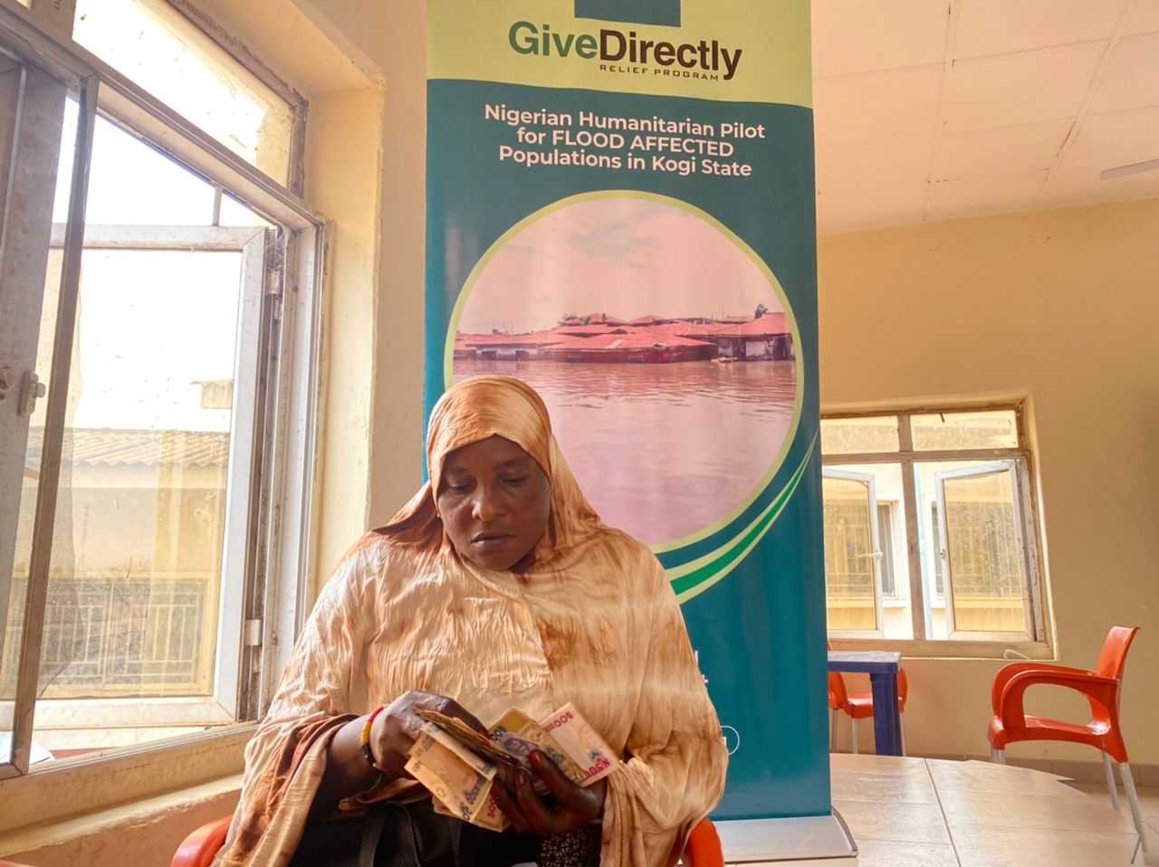 Hassana recieving a cash transfer in Kogi, Nigeria